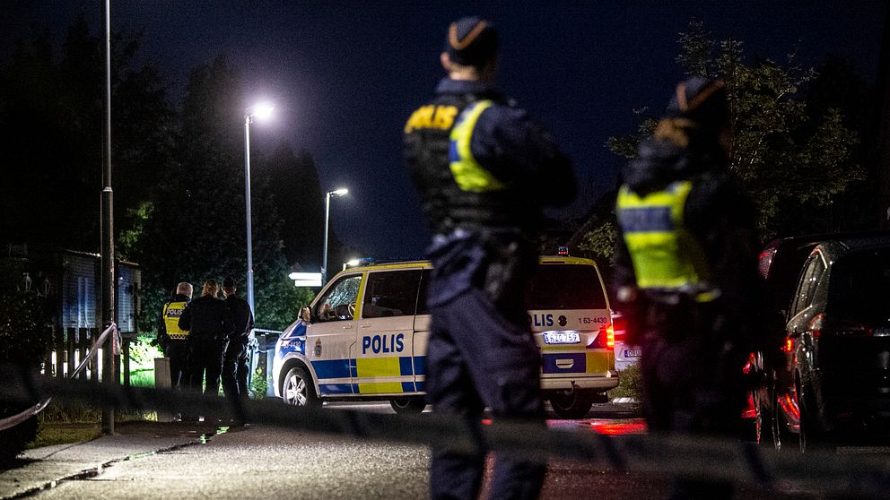 Polis på plats efter nattens skottlossning i centrala Bjuv. Strax före skottlossningen inträffade även en detonation på Storgatan i Billesholm. Polisen utreder nu om det finns något samband mellan händelserna.