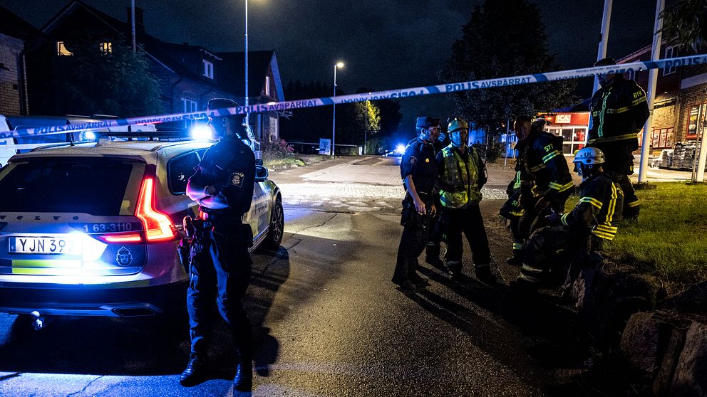 Flera personer befann sig i lägenheten ovanför lokalen i centrala Billesholm där en kraftig detonation inträffade natten till lördagen.