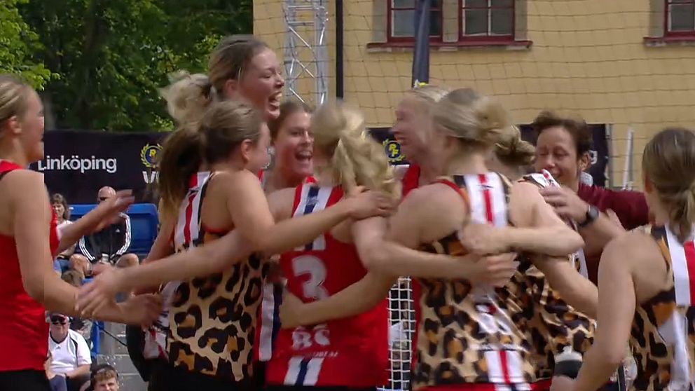 Jubel efter SM-guldet i beachhandboll.