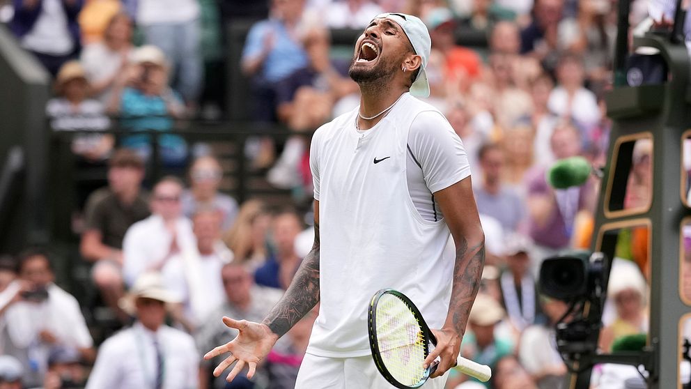 Nick Kyrgios firar efter att ha nått kvartsfinal i Wimbledon för första gången på åtta år.