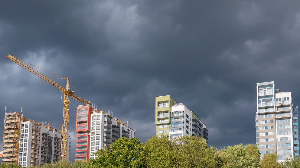 Mörka moln drar in över nybyggda bostadsrätter i Solna.