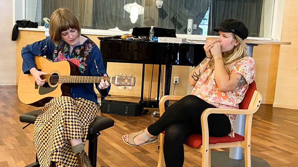 Sonia Hedenstrand och Lisa Lystam jamar tillsammans under bluesskolan.