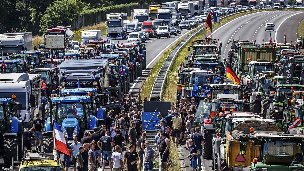 Bilkö och traktorblockad på en motoväg i Nederländerna.