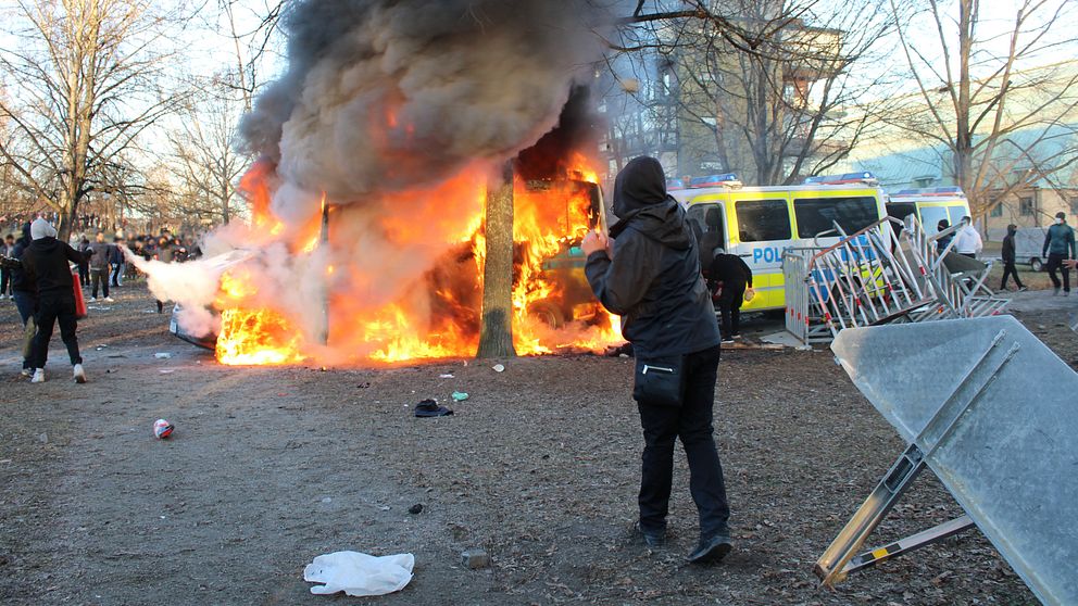 En polisbil står i brand i centrala Örebro.