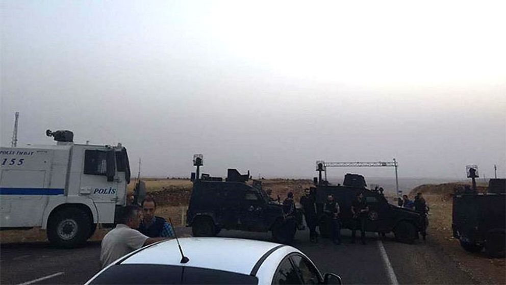Turkiska militärstyrkor spärrar av en väg in till Cizre.