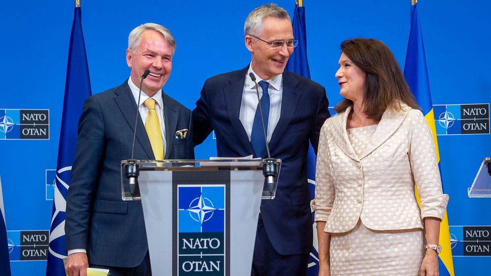 Natos generalsekreterare Jens Stoltenberg tillsammans med Finlands utrikesminister Pekka Haavisto och Sveriges utrikesminister Ann Linde efter att de undertecknat anslutningsprotokollen.