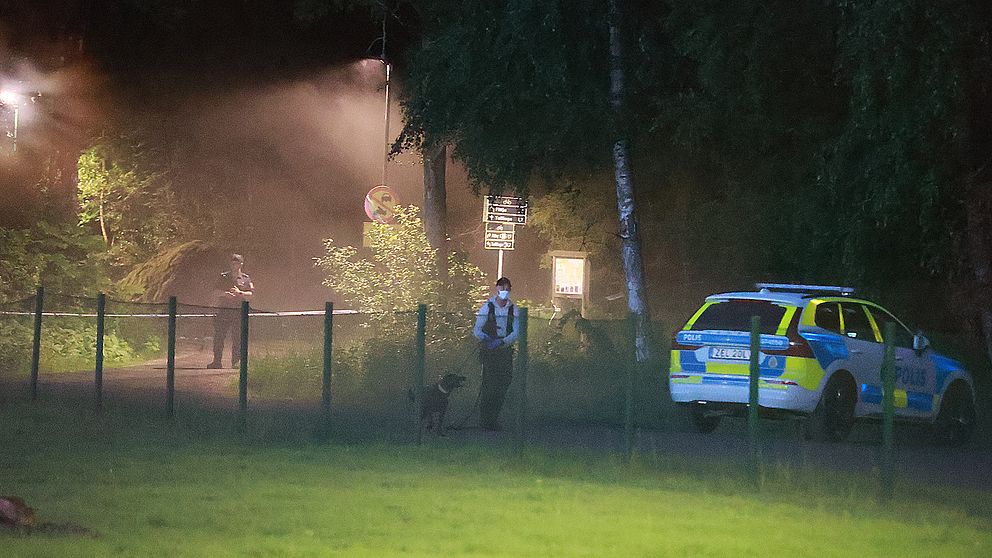 Polisinsats pågår i Alby efter att en man påträffades skottskadad strax innan klockan 22 på måndagen.