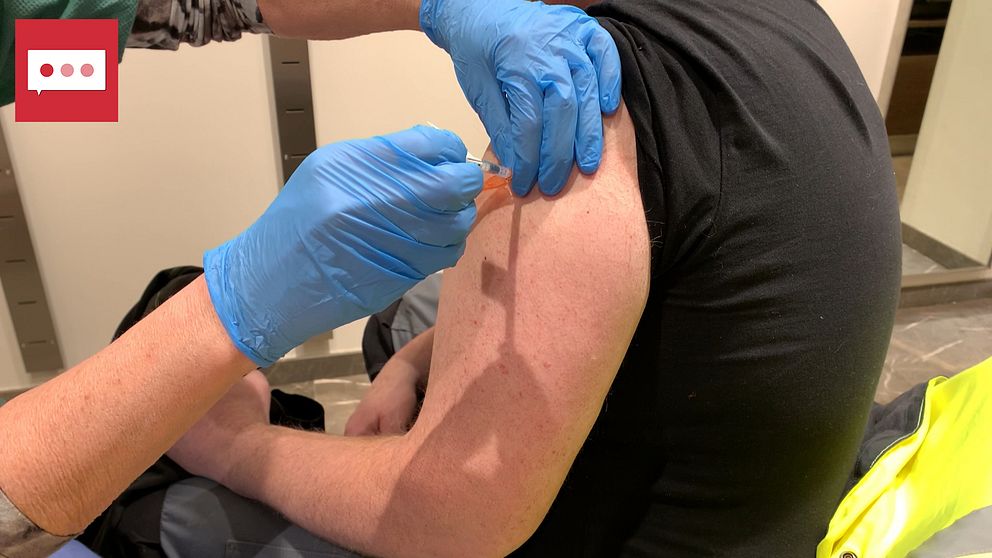 närbild – en man som får en vaccinspruta i armen, grafik i ena hörnet med pratbubbla med tre punkter