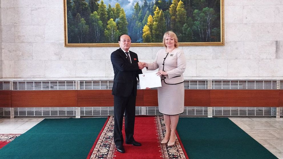 DNR-ambassadören från Ryssland, Olga Makeyeva tar emot vad som sägs vara erkännandebrevet från Nordkoreas ambassadör i Ryssland Sin Hong Chol vid DNR-ambassaden i Moskva. (DNR=Ambassaden för den självutnämnda folkrepubliken Donetsk).