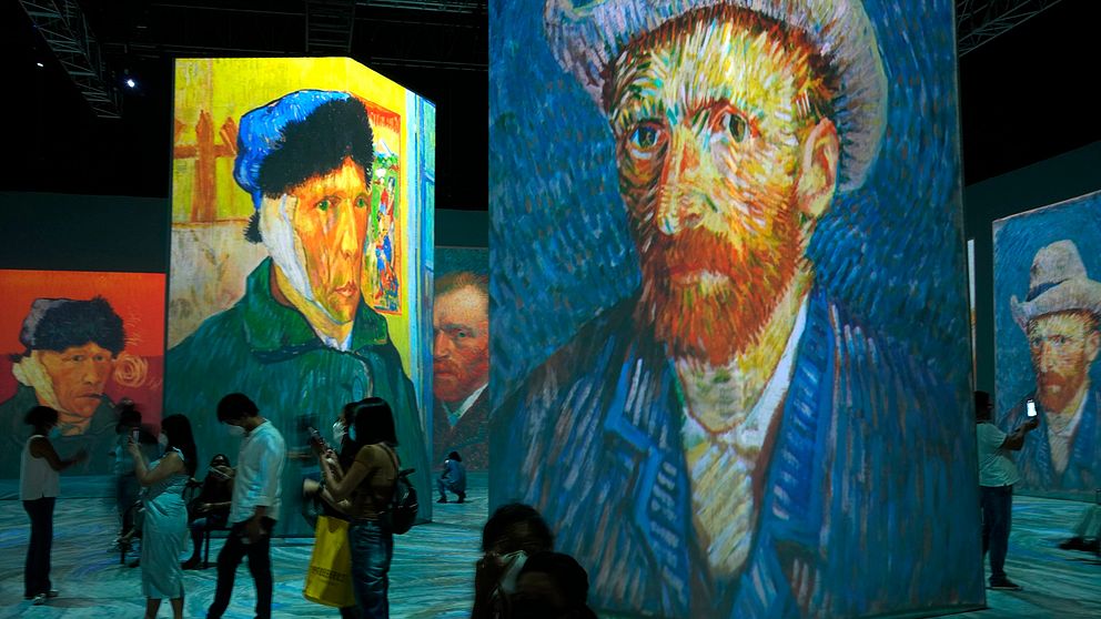 En virtuell utställning av Vincent Van Gogh-målningar visar ett länge känt självporträtt till höger i bild. Arkivbild.