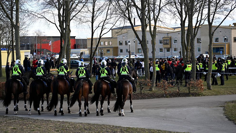 Polisinsats under en manifestation i bostadsområdet Koppargården i Landskrona den 3:e april.