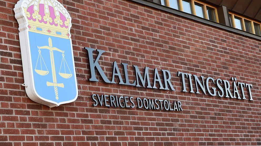 Kalmar tingsrätt-skylt mot en tegelvägg.