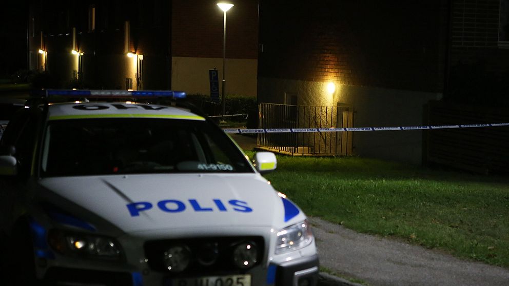 Polisbil framför polisavspärrningar.