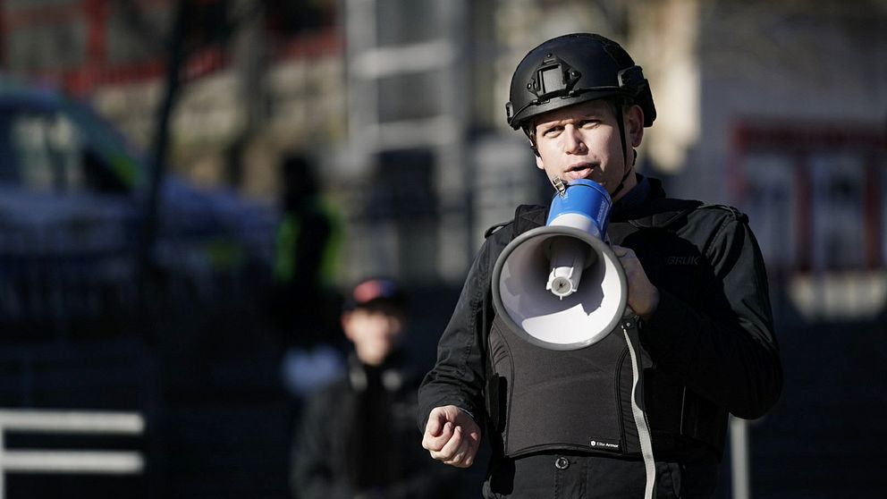 Rasmus Paludan, partiordförande för högerextrema partiet Stram Kurs, med en megafon på Frölunda torg under februari.