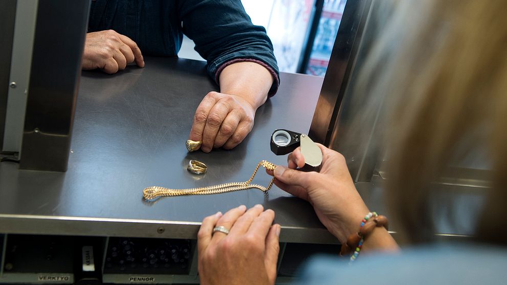 Allt fler lämnar in sina värdesaker i utbyte mot ett lån på Pantbanken.