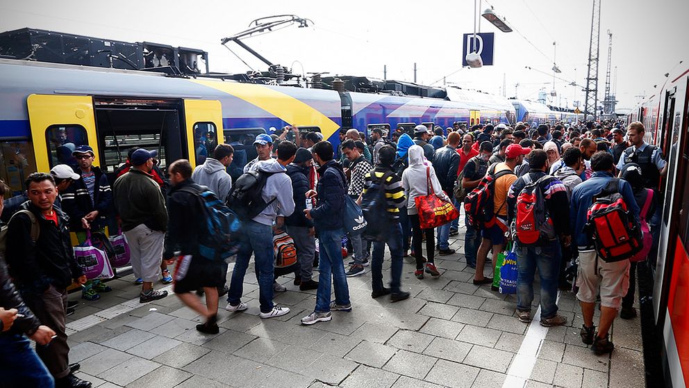 Flyktingar köar för att ta tåget i München, Tyskland.