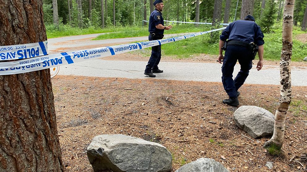 Två poliser undersöker brottsplatsen i Skellefteåstadsdelen Morö Backe efter våldsdådet där en pojke är misstänkt för mordförsök och grov våldtäkt mot barn, mot en nioårig flicka.