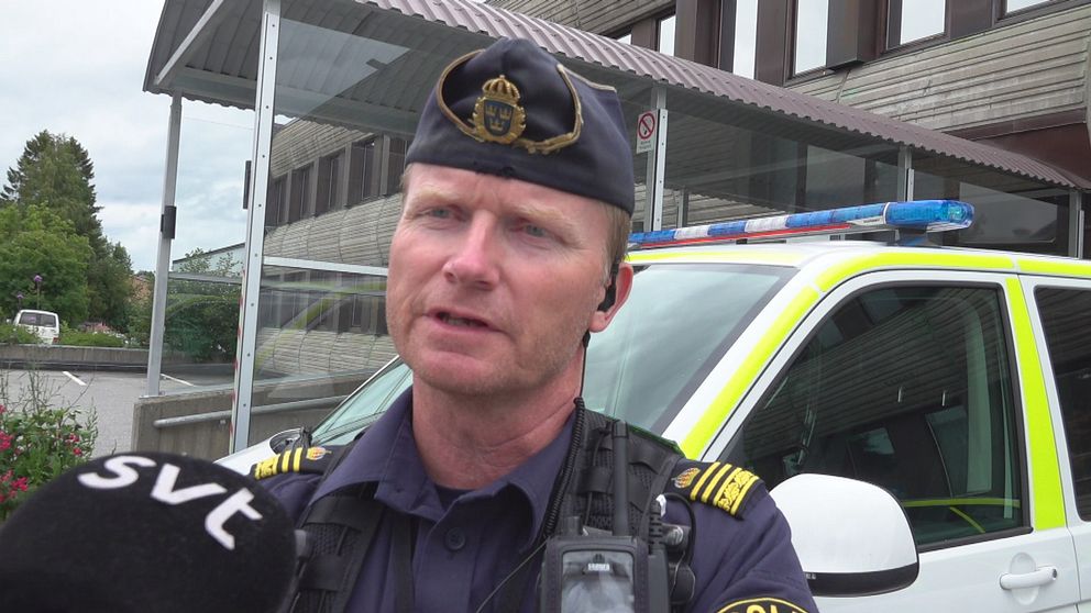Polis framför polisbil i Lycksele. Intervjuad av SVT Västerbotten.