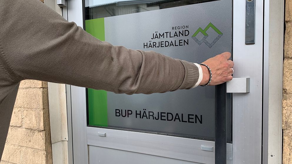 En man öppnar en dörr med skylten ”Bup Härjedalen”