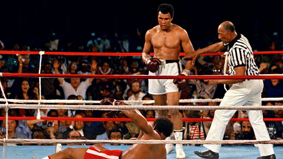 Muhammad Ali fick George Foreman på fall i ”Rumble of the Jungle”. Nu har mästarbältet från matchen sålts. Arkivbild.