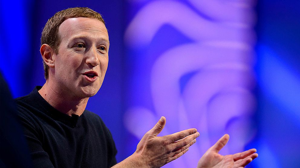 På bilden ser du Metas vd och Facebooks grundare Mark Zuckerberg som anklagas för medhjälp till grovt bedrägeri.