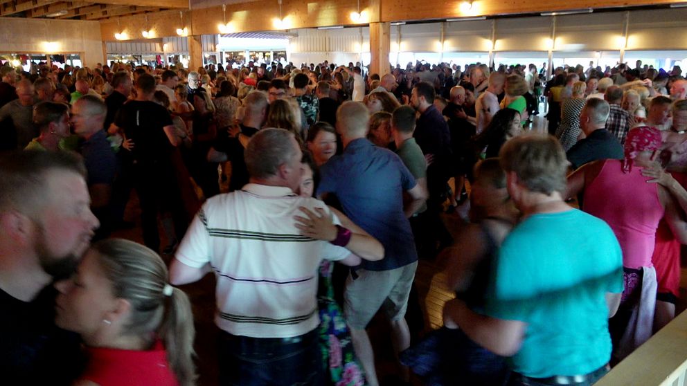 Bild på flera som dansar på en dansbana på Orrskogen, Folkets park i Malung.