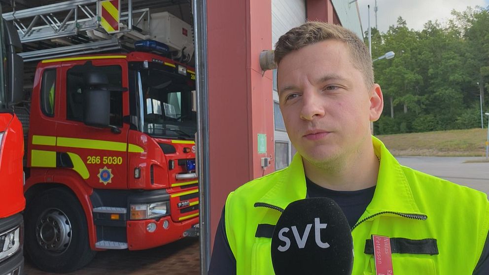 Niklas Petersson, styrkeledare räddningstjänsten berättar om bränderna.