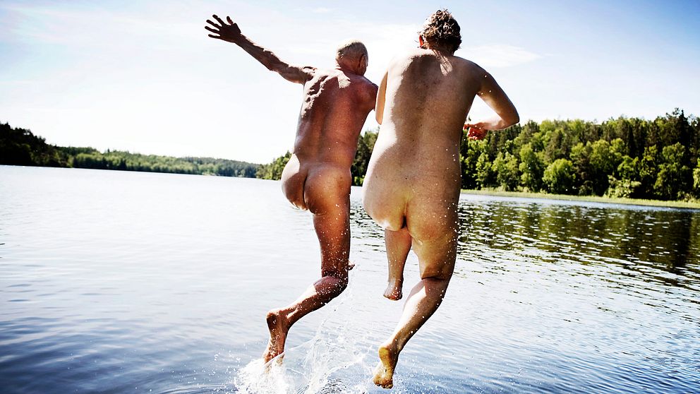 Två nakenbadare som hoppar från en brygga. Arkvibild.