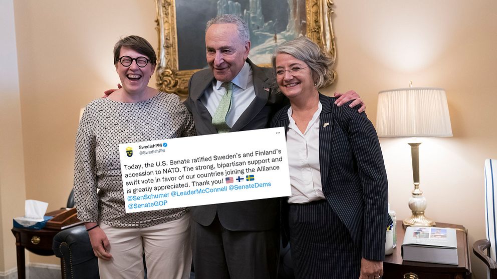 Päivi Nevala, ministerråd för Finlands ambassad, vänster, och Karin Olofsdotter, Sveriges ambassadör i USA, höger, fick delta vid röstningsprocessen i Washington USA. Senatens majoritetsledare Chuck Schumer välkomnade ambassadörerna.