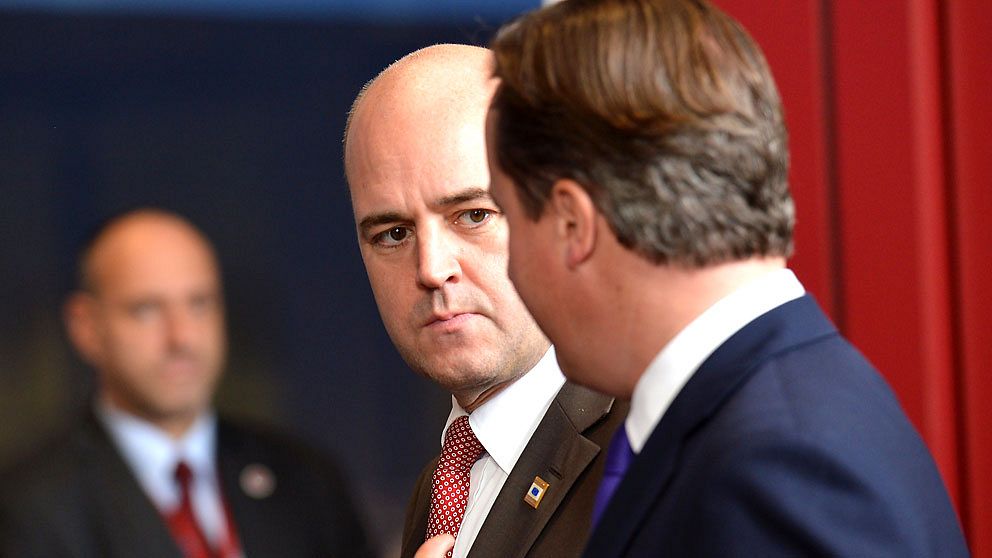 Statsminister Fredrik Reinfeldt och Storbritanniens premiärminister David Cameron i samspråk