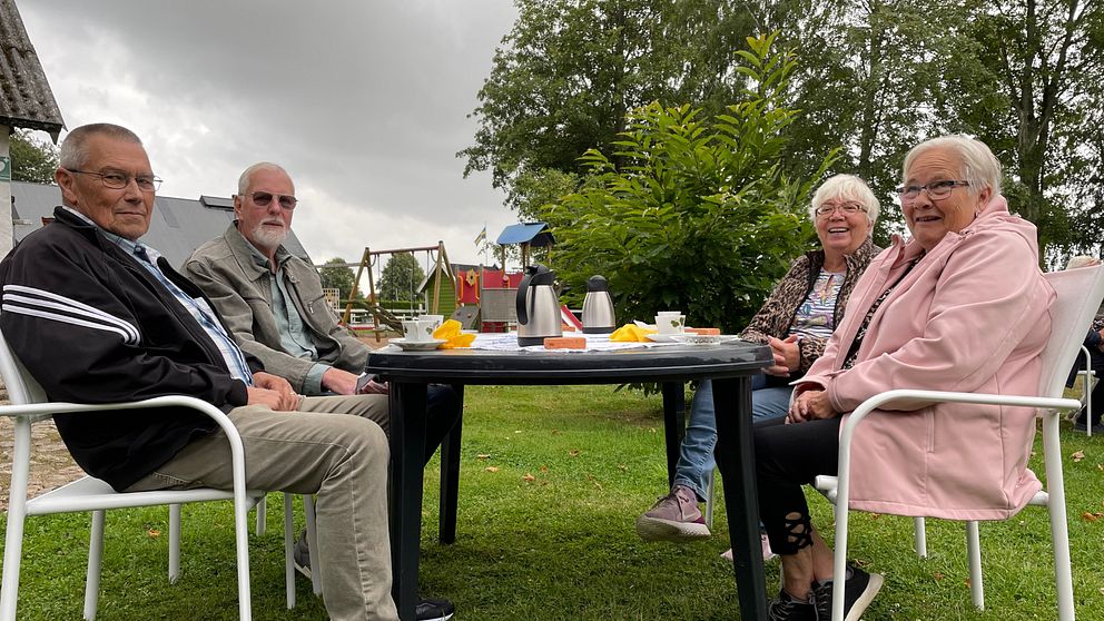 Benedikte Olsson med vänner besöker Klippans hembygdsgård varje söndag och fikar.