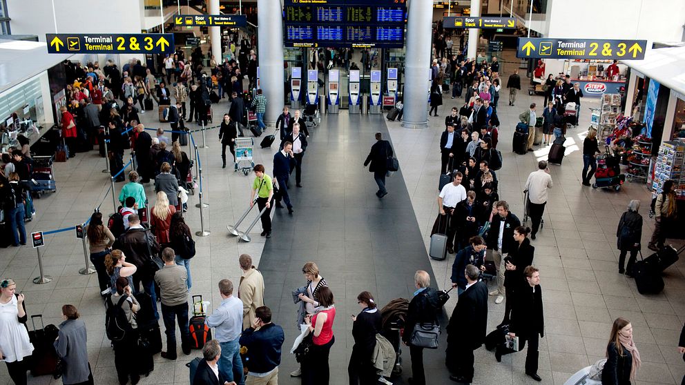 Flygplatsen Kastrup i Köpenhamn med besökare.