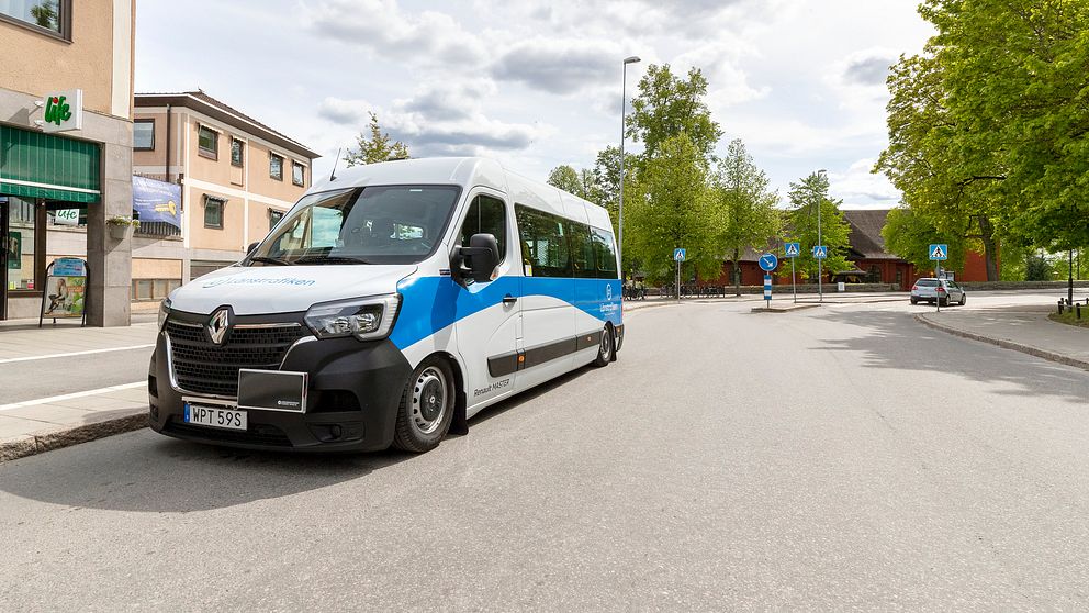 Länstrafikens minibuss vid torget i Karlskoga.