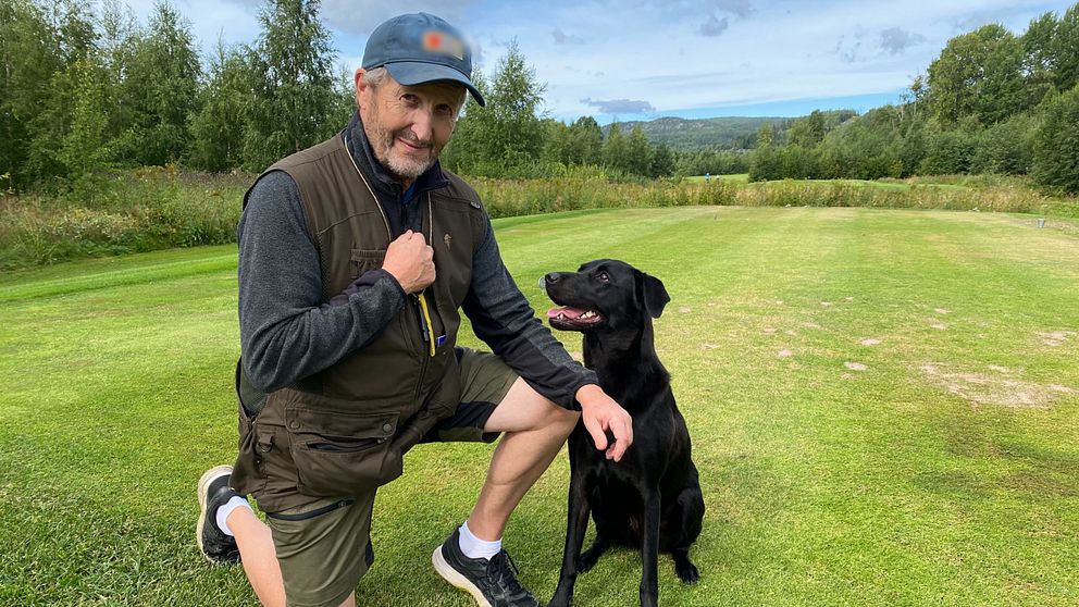 Stefan Nyberg och labradortiken Iza.