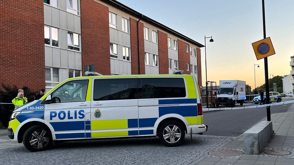 Strax efter åtta kom larm till polisen att flera hört höga smällar vid området kring Östergatan. Polisen bekräftar att det avlossats skott.