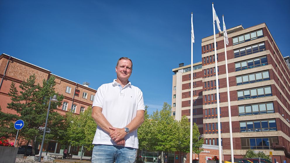 Magnus Busk, programchef för Framtidsbygget, framför huvudentrén på Gävle sjukhus där en ny sex våningar hög byggnad med helikopterplatta på taket är en del av projektet.