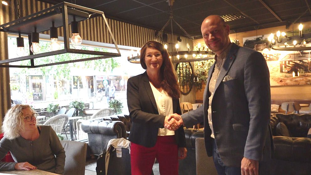 LO:s ordförande Susanna Gideonsson och Umeås kommunalråd Hans Lindberg (S) skakar hand.