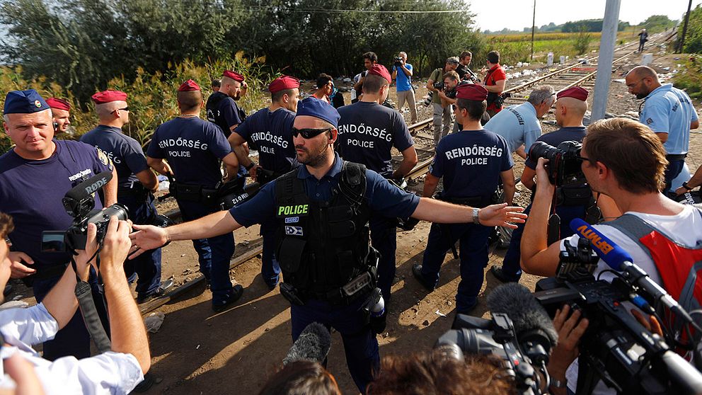 Ett dussintal ungerska poliser blockerar gränsen till Serbien.