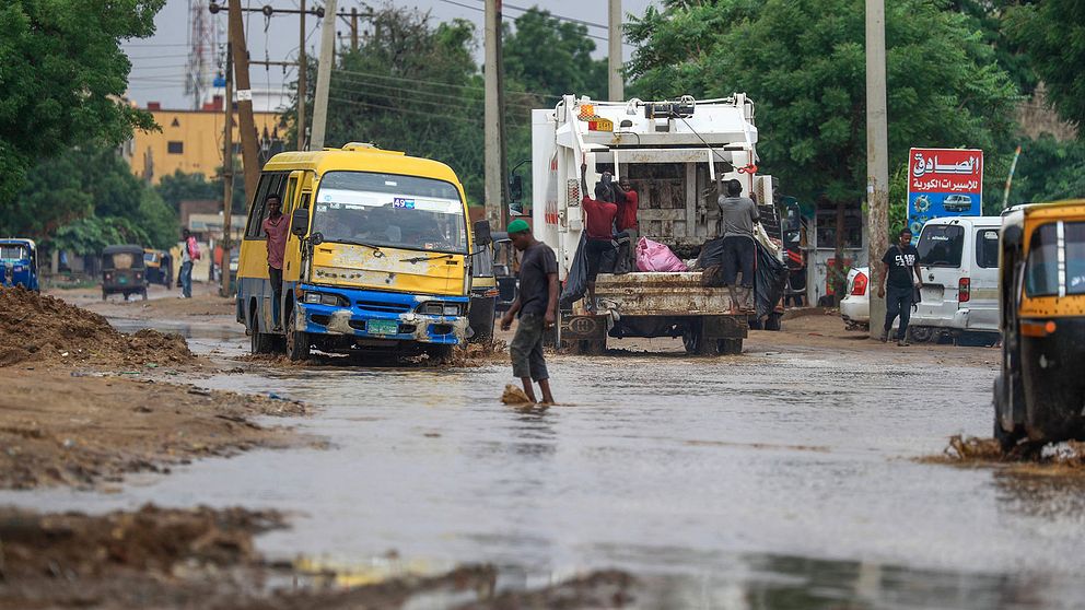 En översvämmad väg i Sudans huvudstad Khartoum efter kraftigt regn.