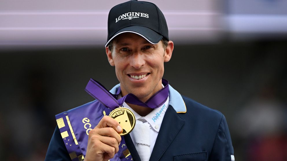 Henrik von Eckermann med sin guldmedalj efter segern med hästen King Edward i den individuella hoppning vid ryttar-VM FEI World Championships i Herning, Danmark.