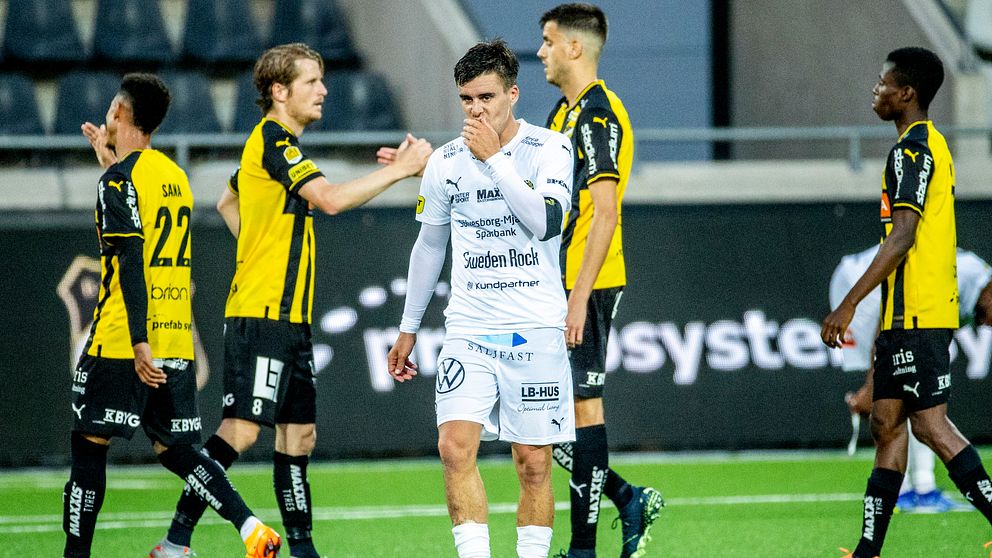 Mjällbyspelaren Jesper Gustafsson deppar framför fyra spelare i BK Häcken.