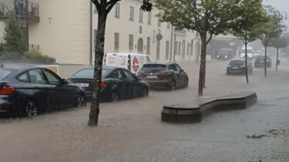 vattenmassor och bilar på Köpmangatan i Båstad