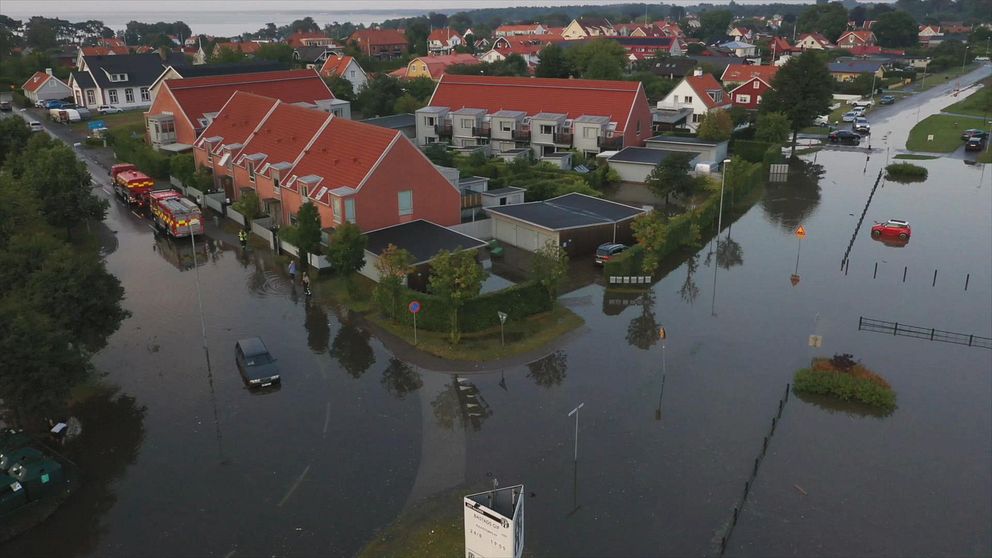 vattendränkta gator i Båstad, radhus och villor