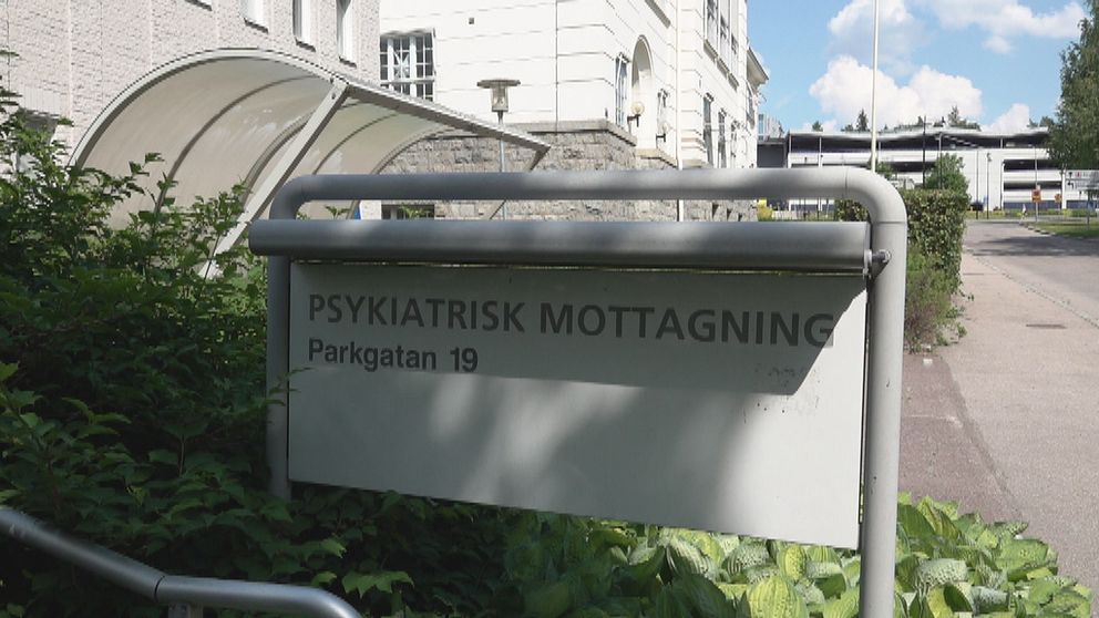 En skylt där det står psykiatrisk mottagning, vid mottagningen i Falun.