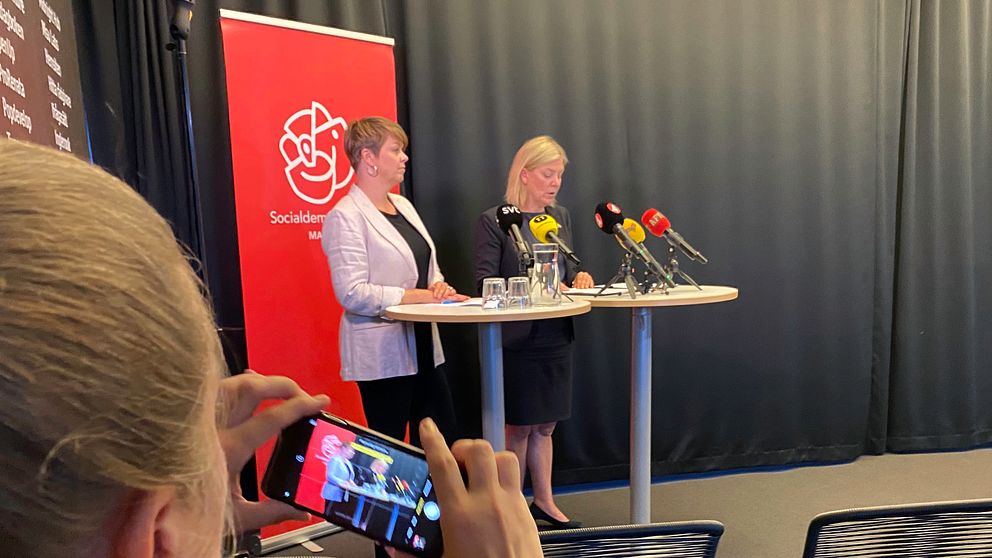 Katrin Stjernfeldt Jammeh och Magdalena Andersson ståendes på presskonferens.