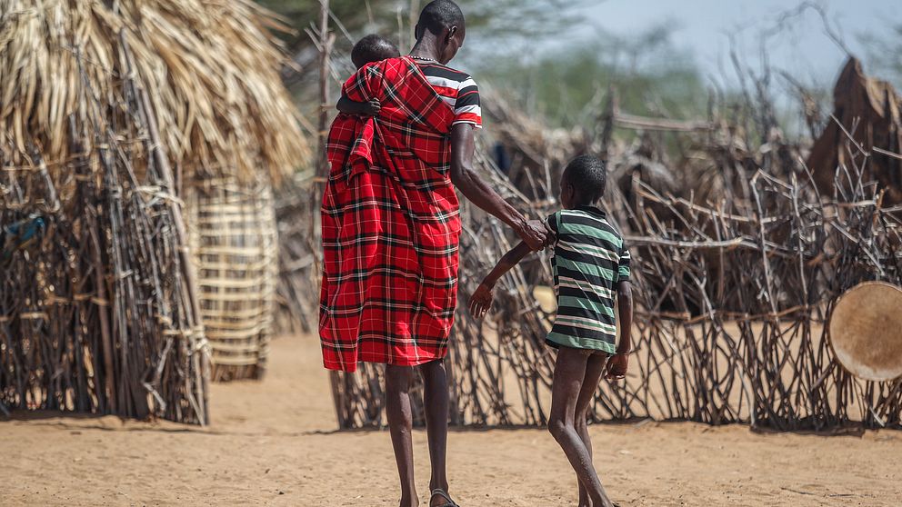 En pappa hjälper sin undernärda son att gå. Bilden är tagen i Kenya där torka, vattenbrist och undernäring har blivit en dödlig kombination för många barn. Nu varnar Unicef att undernäring och vattenbrist riskerar miljoner barns liv på Afrikas horn.