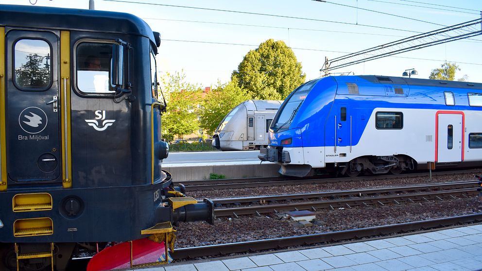 Två tåg på Centralstationen i Örebro.