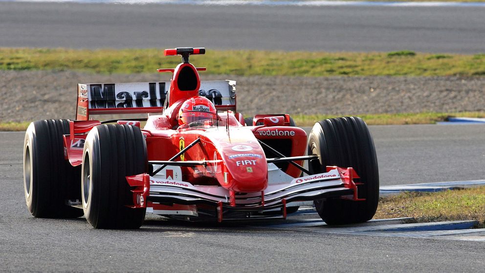 Michael Schumacher bakom ratten på en annan Ferrari 2005.