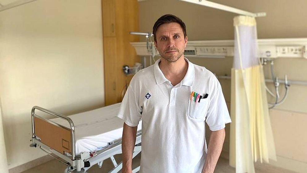 Alfred Janson Lantz, kirurg och överläkare i Sundsvall står vid en sjukhussäng.