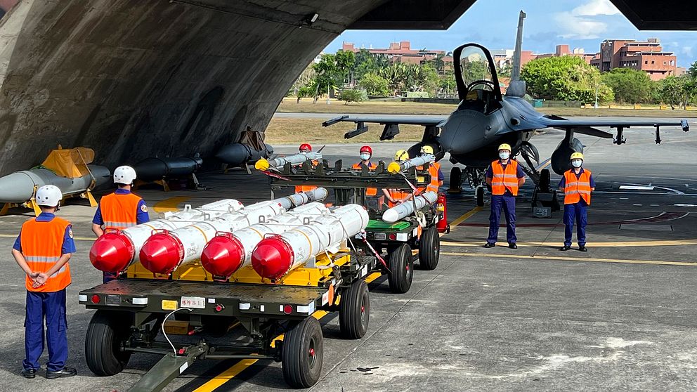 Militärpersonal står redo för att utföra en vapenladdningsövning på Hualiens flygbas i Taiwans sydöstra Hualien-region, den 17 augusti.